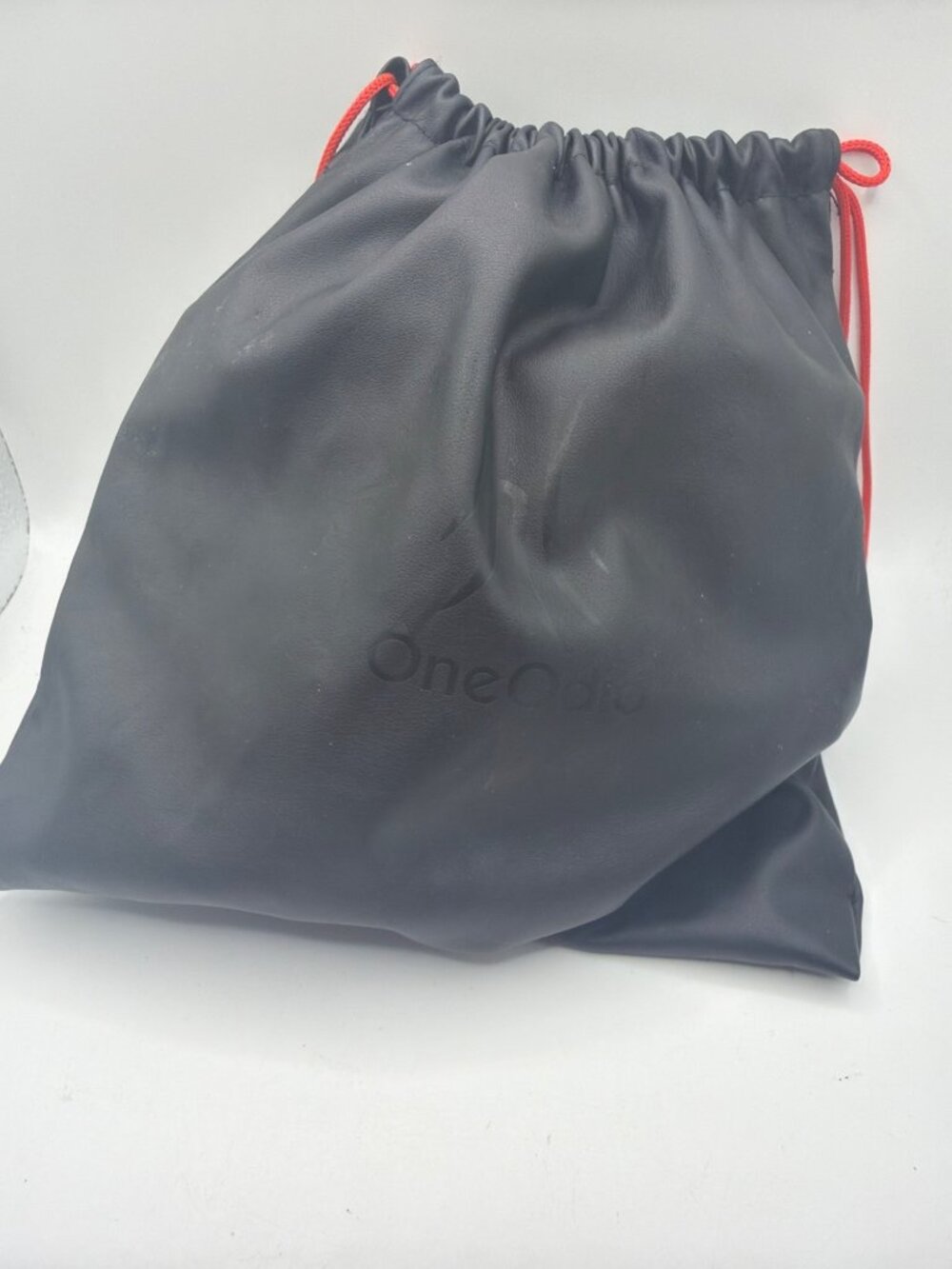 OneOdio Wired Studio Headphones With Carrying Bag Black & Red Over-Ear Design 3.